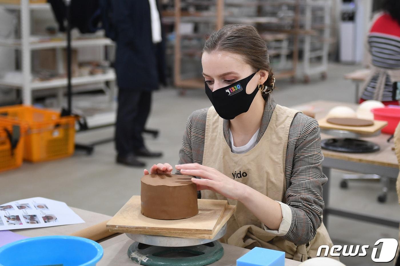 본문 이미지 - 사진은 구미주 지역 국적을 가진 외국인 한국관광공사 SNS 기자단이 경기도 여주 도자기마을에서 도자기 빚기 체험을 하고 있는 모습(한국관광공사 제공) 2020.10.7/뉴스1