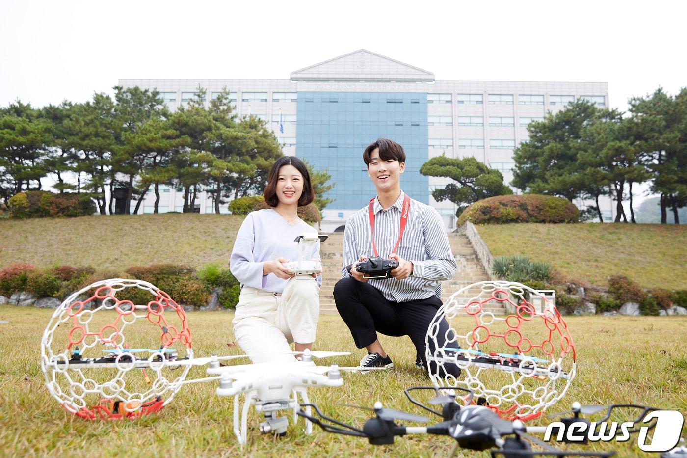 본문 이미지 - 7일 극동대학교가 교육 경쟁력 강화를 위해 싱귤래리티 칼리지를 국내에 처음 도입해 운영한다고 밝혔다. 사진은 스마트드론학과 학생.(극동대 제공)2020.10.7/ⓒ 뉴스1