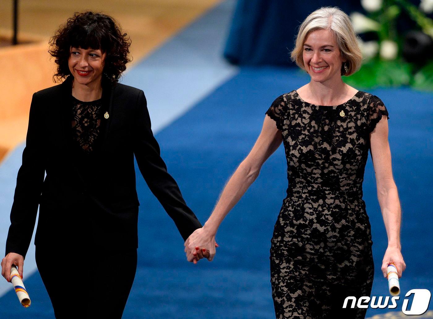 본문 이미지 - 에마뉘엘 샤르팡티에(왼쪽)와 제니퍼 A. 다우드나. ⓒ AFP=뉴스1 ⓒ News1 강민경 기자