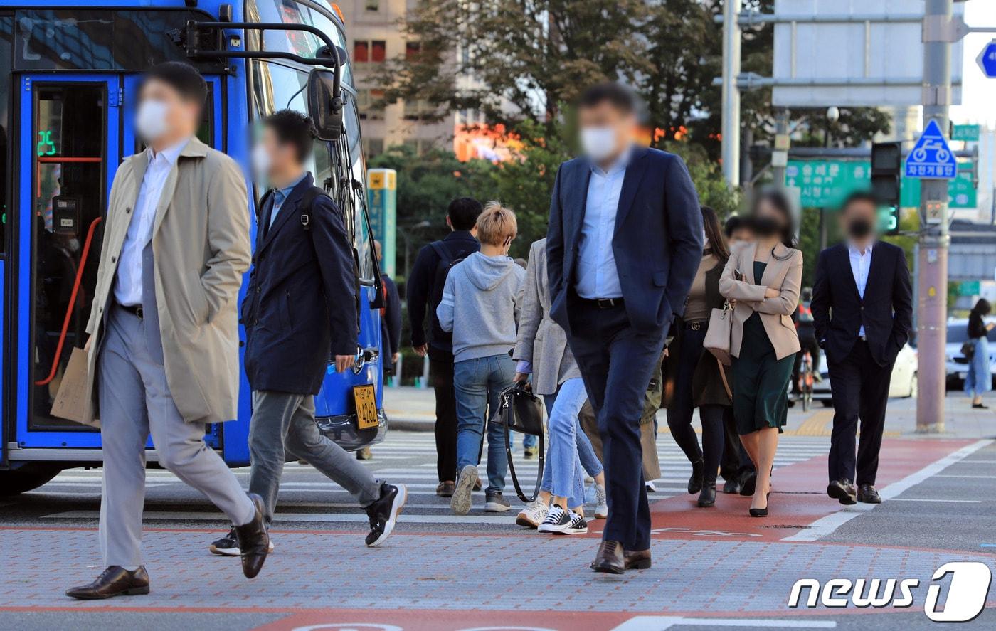 본문 이미지 - 서울 광화문광장에서 출근하는 직장인들이 길을 건너고 있다.2020.10.8 ⓒ 뉴스1 이밝음 기자