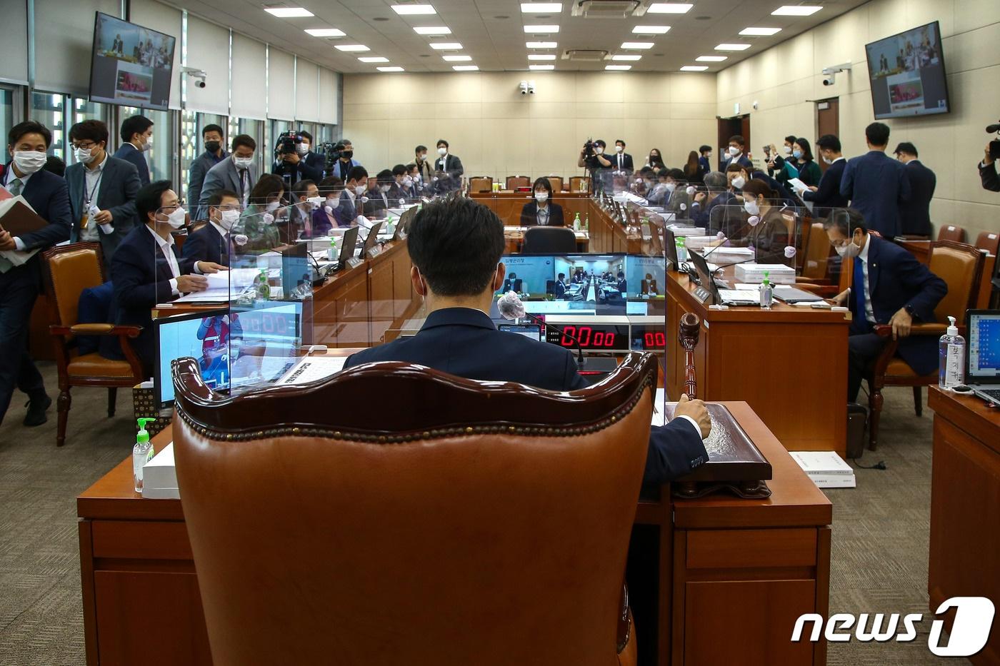 본문 이미지 - 국회 보건복지위원회가 지난 13일 진행한 식품의약품안전처 국정감사는 의약품 안전이 최대 관심사였다. 백색입자가 생긴 인플루엔자(독감) 백신 문제는 여야를 가리지 않고 지적이 쏟아졌다./뉴스1 ⓒ News1 박세연 기자