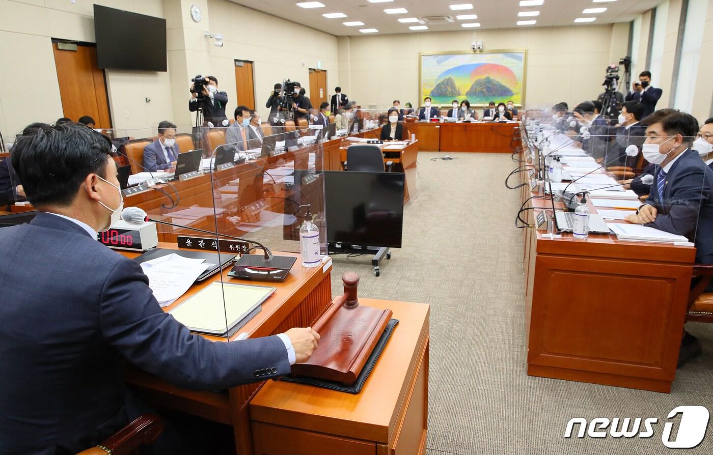 본문 이미지 - 윤관석 정무위원장이 지난 8일 국회 정무위원회에서 열린 공정거래위원회·한국소비자원 등에 대한 국정감사에서 의사봉을 두드리고 있다. 2020.10.8/뉴스1 ⓒ News1 박세연 기자