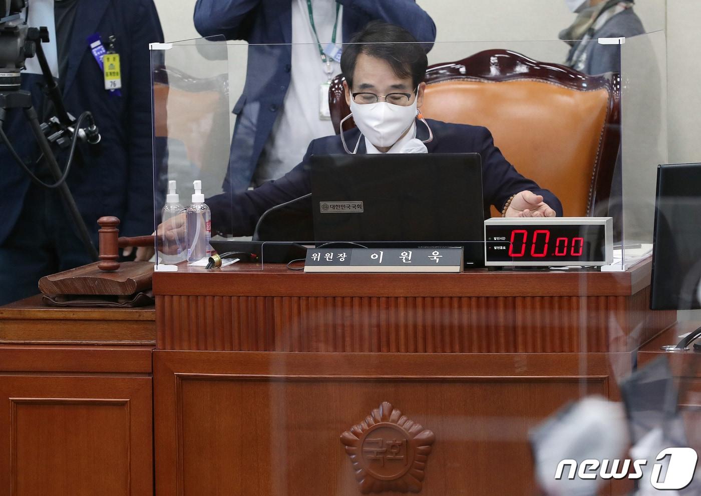 본문 이미지 - 이원욱 과방위원장이 8일 오전 서울 여의도 국회에서 열린 과학기술정보방송통신위원회의 방통위에 대한 국정감사에서 의사봉을 두드리며 개의를 선언하고 있다. 2020.10.8/뉴스1 ⓒ News1 박세연 기자