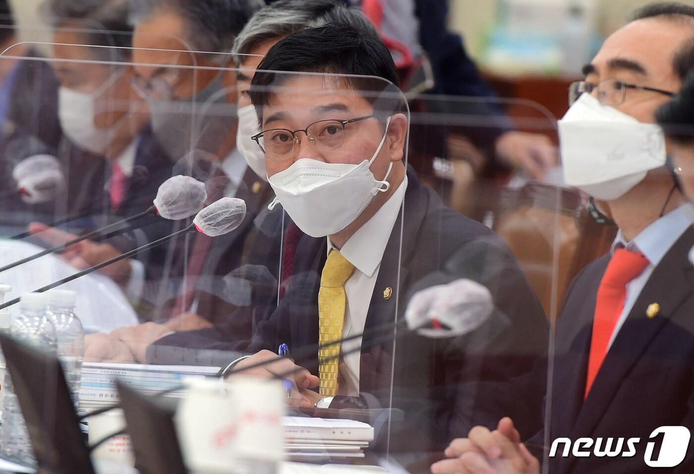 본문 이미지 - 지성호 국민의힘 의원이 8일 국회에서 열린 외교통일위원회의 통일부 등에 대한 국정감사에서 질의를 하고 있다. 2020.10.8/뉴스1 ⓒ News1 성동훈 기자