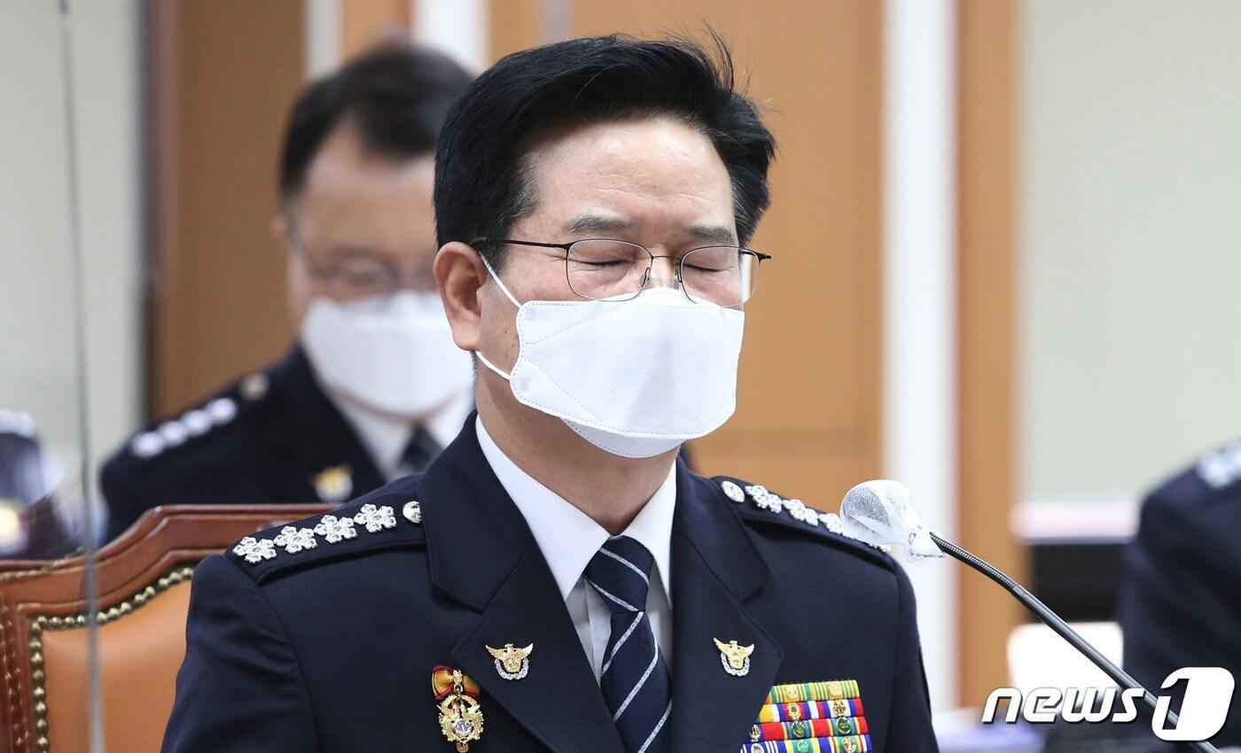 김창룡 경찰청장이 8일 서울 서대문구 경찰청에서 열린 국회 행정안전위원회의 경찰청에 대한 국정감사에서 잠시 생각에 잠겨 있다. 2020.10.8/뉴스1 ⓒ News1 이승배 기자