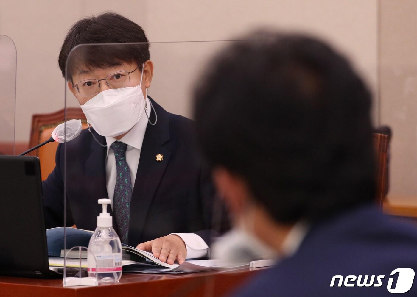 최기상 더불어민주당 의원이 8일 서울 여의도 국회 법제사법위원회에서 열린 헌법재판소 등에 대한 국정감사에서 박종문 헌법재판소 사무처장에게 질의하고 있다. 2020.10.8/뉴스1 ⓒ News1 박세연 기자