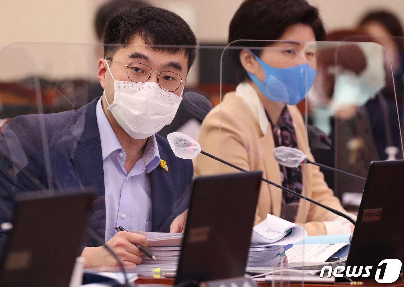 김남국 더불어민주당 의원이 8일 서울 여의도 국회 법제사법위원회에서 열린 헌법재판소 등에 대한 국정감사에서 박종문 헌법재판소 사무처장에게 질의하고 있다. 2020.10.8/뉴스1 ⓒ News1 박세연 기자