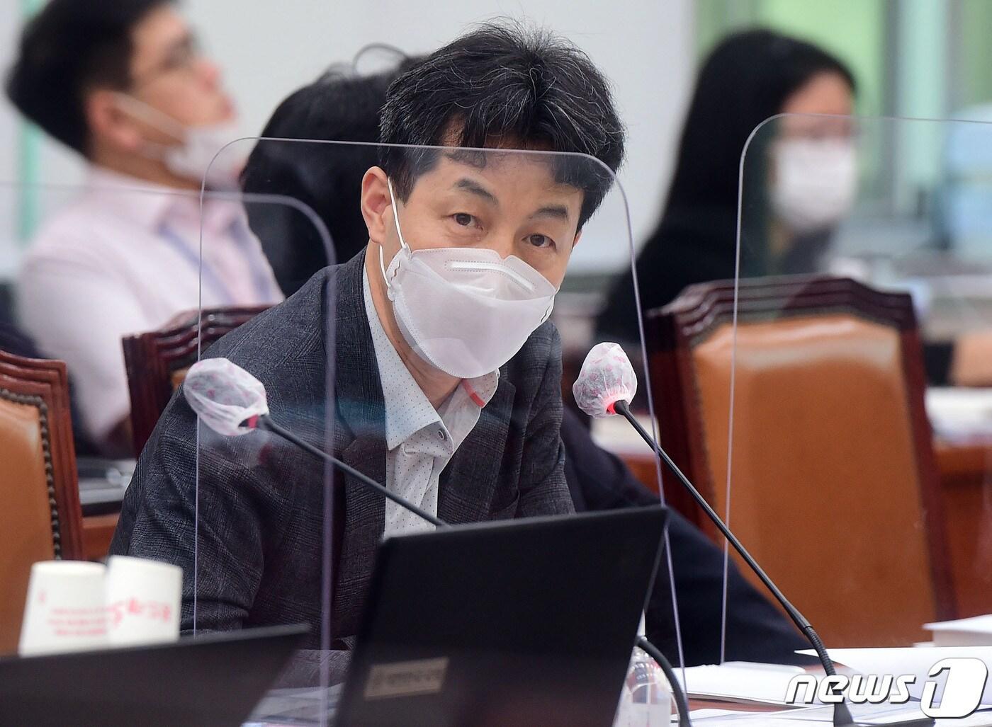 본문 이미지 - 윤건영 더불어민주당 의원이 8일 서울 여의도 국회에서 열린 외교통일위원회의 통일부 등에 대한 국정감사에서 질의를 하고 있다. 2020.10.8/뉴스1 ⓒ News1 박세연 기자