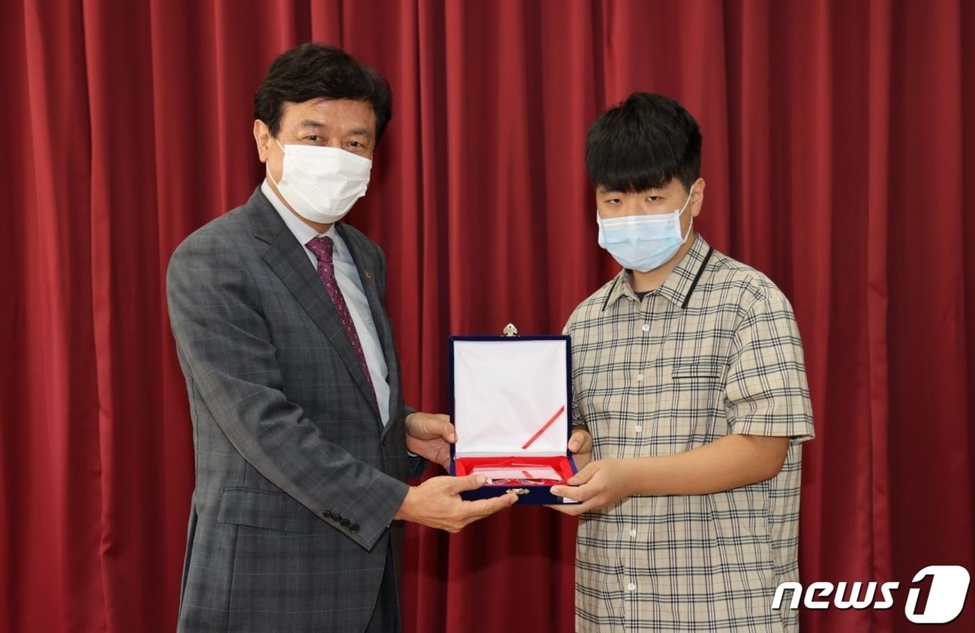 본문 이미지 - 8일 김병우 충북교육감이 옥천 안내중학교를 찾아가 18회 충북 학생 효도대상을 받은 전길현 학생을 시상하고 있다.ⓒ 뉴스1