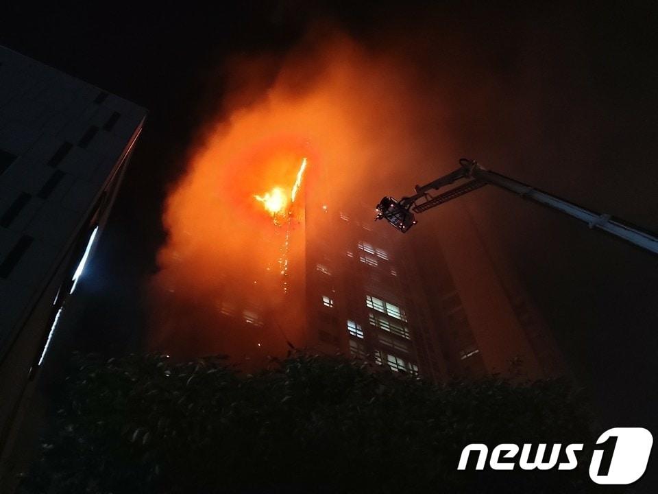 본문 이미지 - 8일 밤 11시 14분경 울산 남구 삼환아르누보 주상복합아파트에서 화재가 발생해 불길이 번지고 있다.(울산소방본부 제공) 2020.10.9 /뉴스1 ⓒ News1