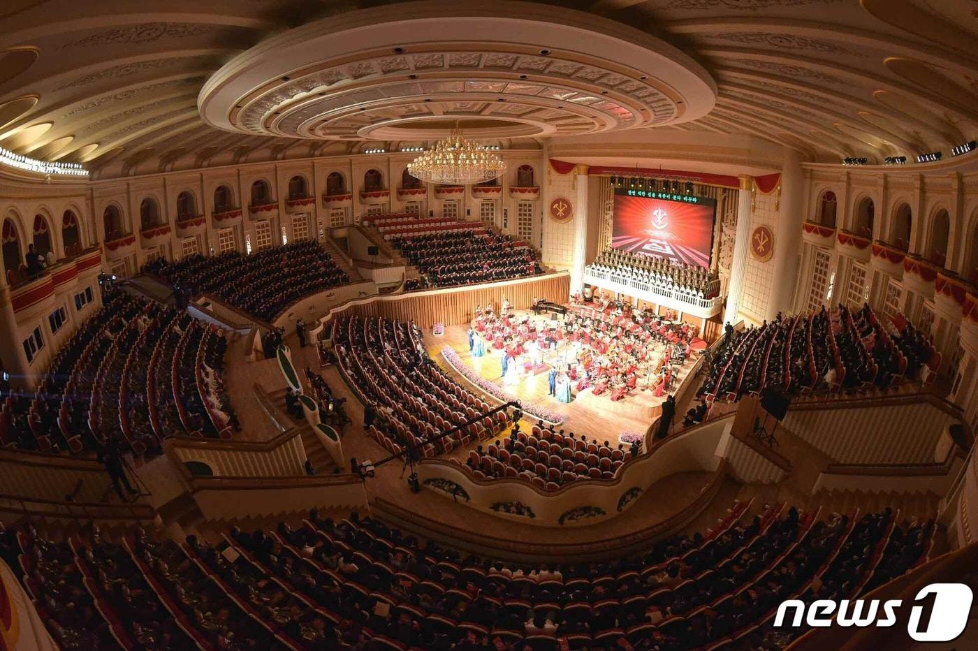 &#40;평양 노동신문=뉴스1&#41; = 2020년 10월 8일 삼지연관현악단이 당·정·군의 고위간부들이 참석한 가운데 노동당 창건 75돌 경축 공연을 하고 있다. 재배포 금지. DB 금지. For Use Only in the Republic of Korea. Redistribution Prohibited] rodongphoto@news1.kr