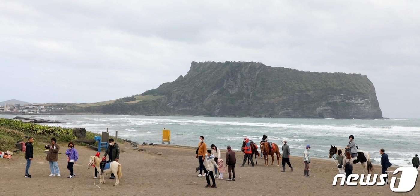본문 이미지 - 제주 서귀포시 성산읍 광치기해변에서 바라본 성산일출봉 ⓒ News1 강승남 기자