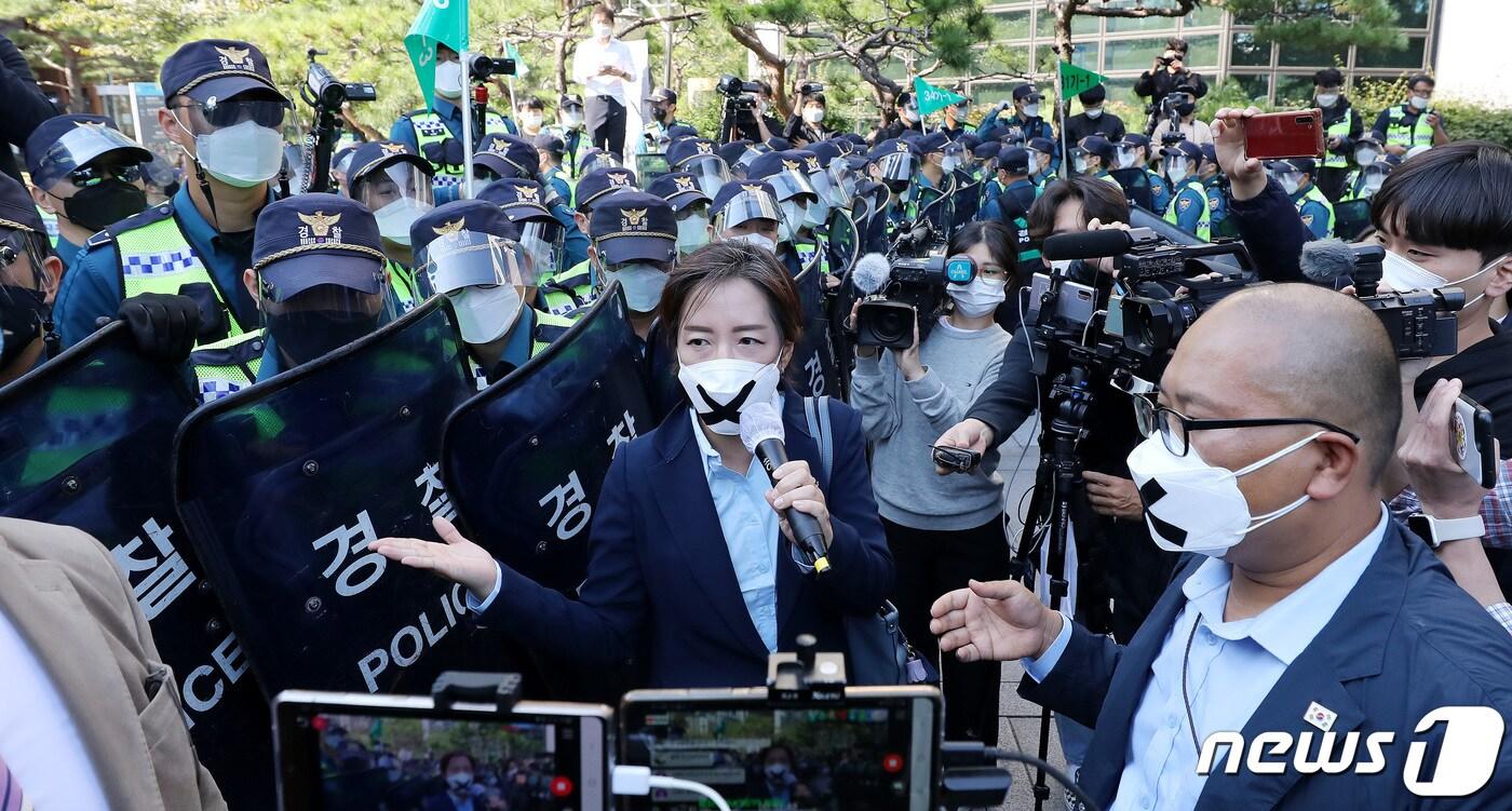 본문 이미지 - 사랑제일교회 측 변호인단인 강연재 변호사가 9일 오후 서울 종로구 보신각 앞에서 전광훈 사랑제일교회담임목사의 옥중 입장문 대독 기자회견을 마치고 광화문광장으로 행진하던 중 경찰들과 대치하고 있다. 전 목사는 이날 옥중서신을 통해 '한국교회 목회자들에게'라면서 운을 떼면서 "우리가 나훈아만도 못해서 되겠습니까. 의사 선생님들은 똘똘 뭉쳐 집단으로 대처하니 당장 정부가 굴복하는 것을 보지 않았나. 이렇게 목사들이 의사 선생들만 못한가＂라며 호소했다. 2020.10.9/뉴스1 ⓒ News1 박지혜 기자