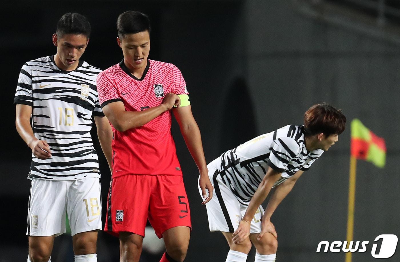 본문 이미지 - 9일 오후 경기도 고양시 고양종합운동장에서 열린 '2020 하나은행컵 축구국가대표팀과 올림픽대표팀 친선경기' 1차전에서 양 팀이 2골을 주고받으며 스코어 2:2 무승부를 기록, 경기 후 자책골 내준 국가대표팀 권경원이 아쉬워하고 있다. 2020.10.9/뉴스1 ⓒ News1 이동해 기자