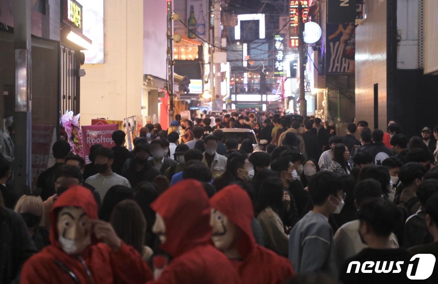 본문 이미지 - 핼러윈 맞아 북적이는 부산 서면 일대. <자료사진> ⓒ 뉴스1 DB