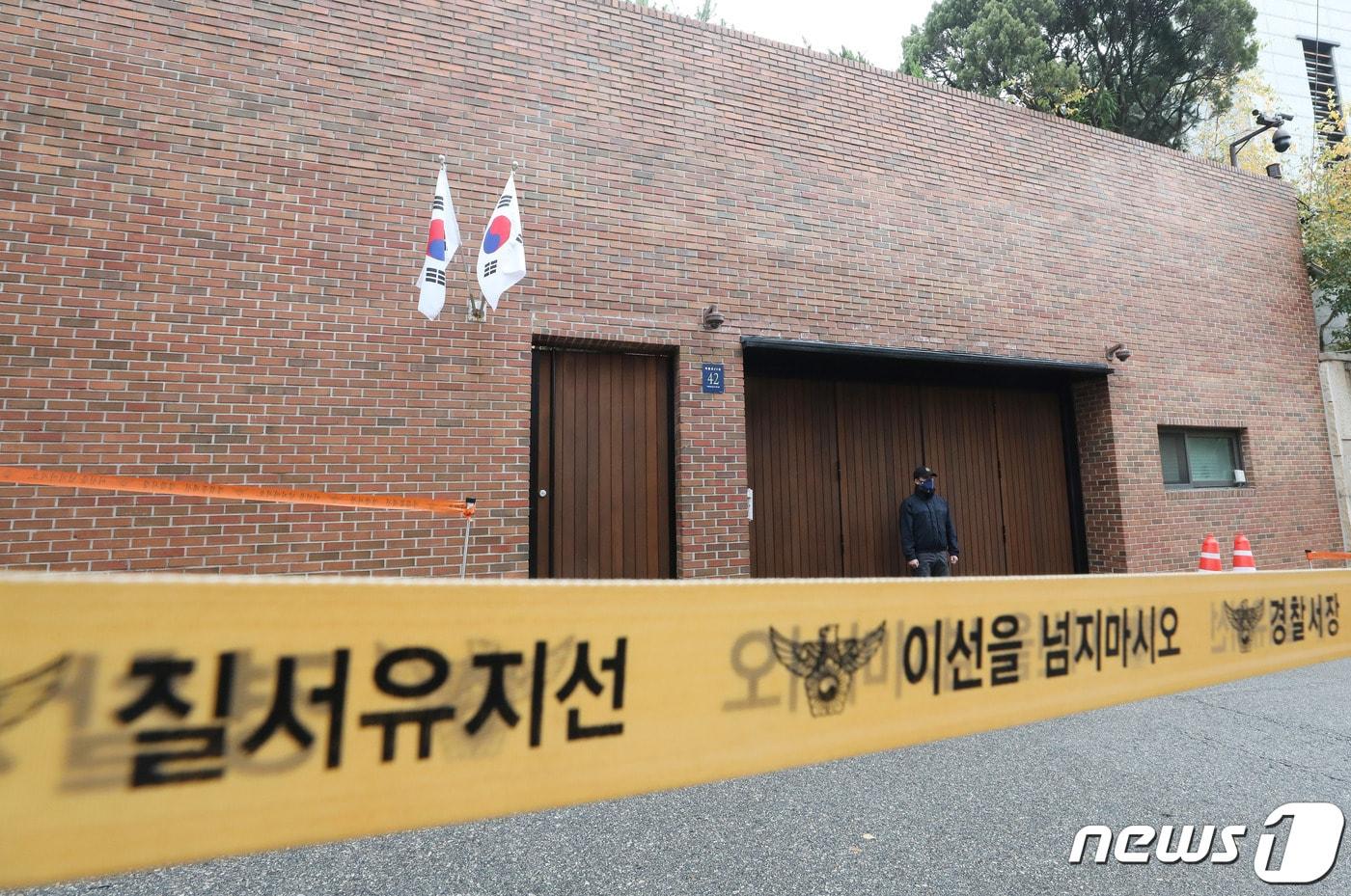 본문 이미지 - 1일 오전 이명박 전 대통령의 서울 강남구 논현동 사저 앞에 경찰통제선이 쳐진 모습. 2020.11.1/뉴스1 ⓒ News1 박정호 기자