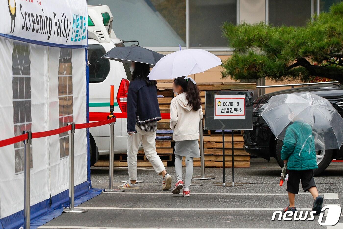 본문 이미지 - 서울 강남구보건소에 마련된 신종 코로나바이러스 감염증(코로나19) 선별진료소에서 어린이들이 코로나 검사를 받기 위해 이동하고 있다./뉴스1 ⓒ News1 안은나 기자