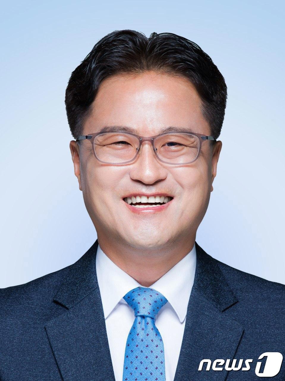 본문 이미지 - 문재인 전 대통령이 1일 조달청장에 김정우 전 더불어민주당 의원을 내정했다. (청와대 제공) 2020.11.1/뉴스1