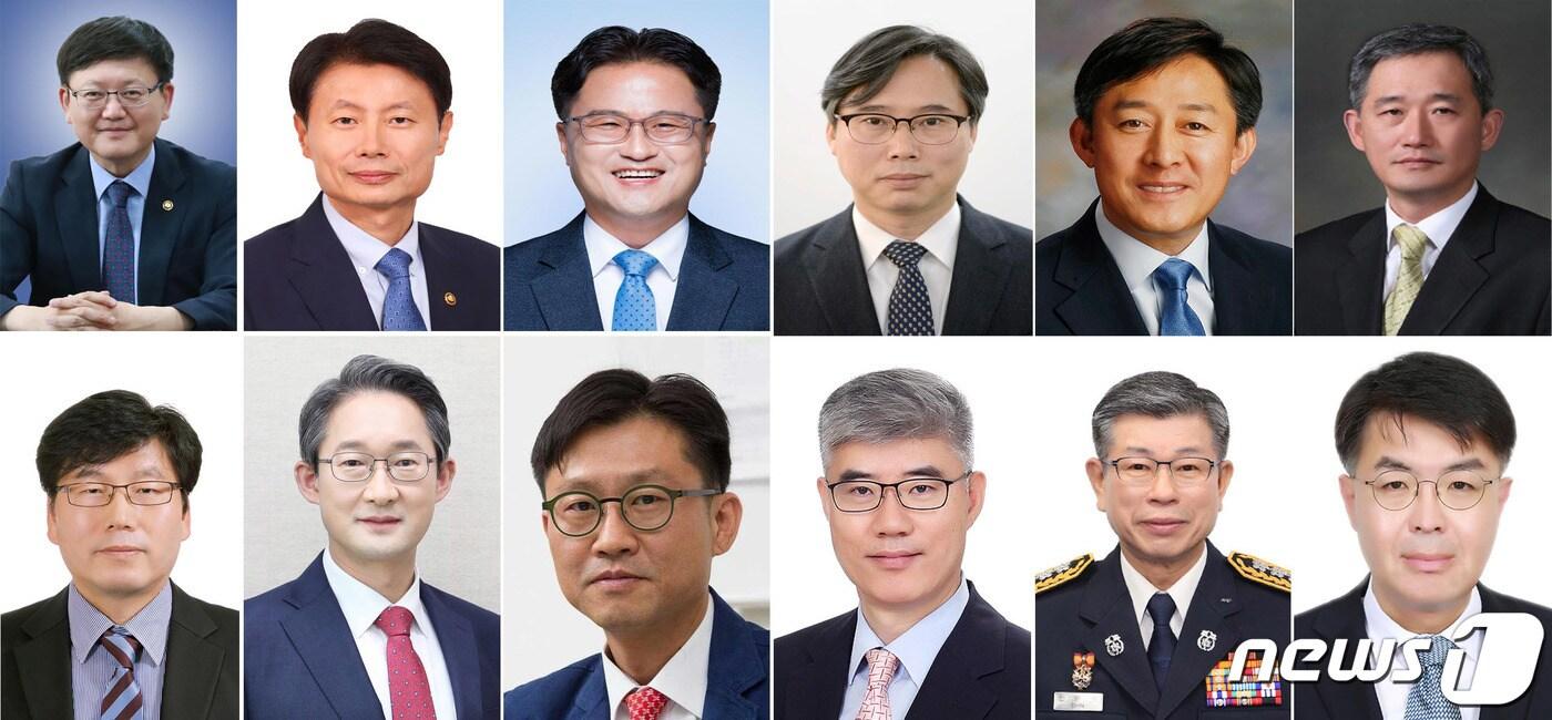 본문 이미지 - 문재인 대통령이 1일 차관급 12명에 대한 인사를 단행했다. 이날 발표된 차관급 12명은 청와대 일자리수석비서관에 임서정 고용노동부 차관, 식품의약품안전처장에 김강립 보건복지부 1차관, 산업통상자원부 차관에 박진규 전 대통령비서실 신남방·신북방비서관, 보건복지부 제1차관에는 양성일 보건복지부 기획조정실장, 고용노동부 차관에는 박화진 고용부 노동정책실장, 국토교통부 제1차관에는 윤성원 전 청와대 국토교통비서관, 조달청장 김정우 전 더불어민주당 의원, 소방청장에는 신열우 서울특별시 소방재난본부장, 기상청장 박광석 환경부 기획조정실장, 금융위원회 부위원장에는 도규상 전 청와대 경제정책비서관, 행정안전부 재난안전관리본부장에 김희겸 경기도 행정1부지사, 문화체육관광부 국립중앙박물관장에는 민병찬 국립중앙박물관 경주박물관장 등으로 임명은 오는 2일자다. (청와대 제공) 2020.11.1/뉴스1
