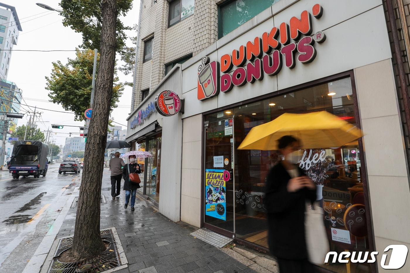본문 이미지 - 1일 서울 시내 던킨도너츠와 배스킨라빈스 매장 앞으로 시민들이 지나가고 있다.  2020.11.1/뉴스1 ⓒ News1 안은나 기자