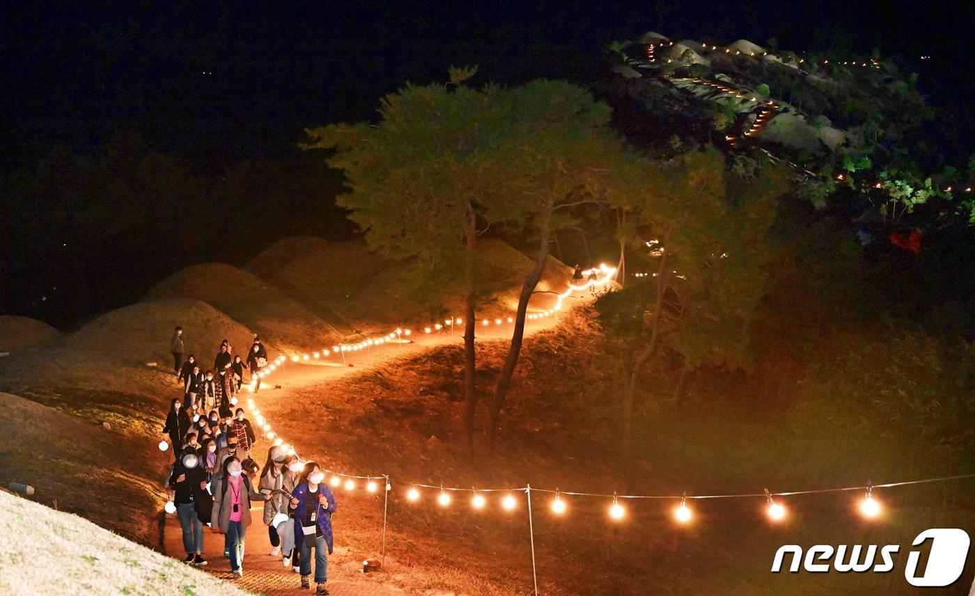 본문 이미지 - 경북 고령군 지산동 고분군 일원에서 열린 고령 대가야 문화재 야행'에 참가한 시민들이 소원등을 들고 고분군 산책을 하고 있다. (사진제공 한국사협 이기영 작가, 재판매 및 DB 금지) 2020.11.1 ⓒ 뉴스1 정우용 기자