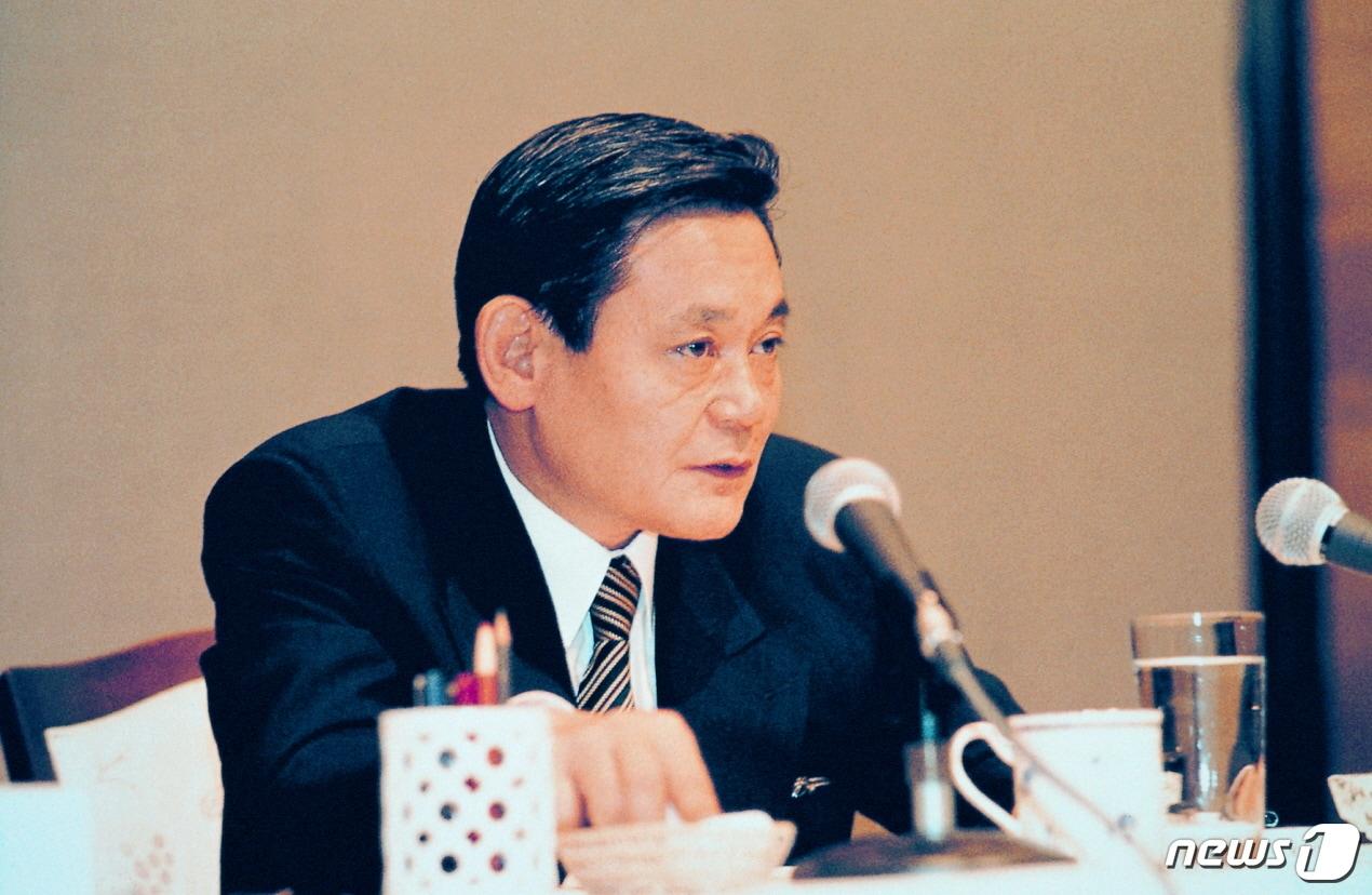 본문 이미지 - 1993 신경영 선언 당시 이건희 회장.(삼성전자 사진 제공)ⓒ 뉴스1