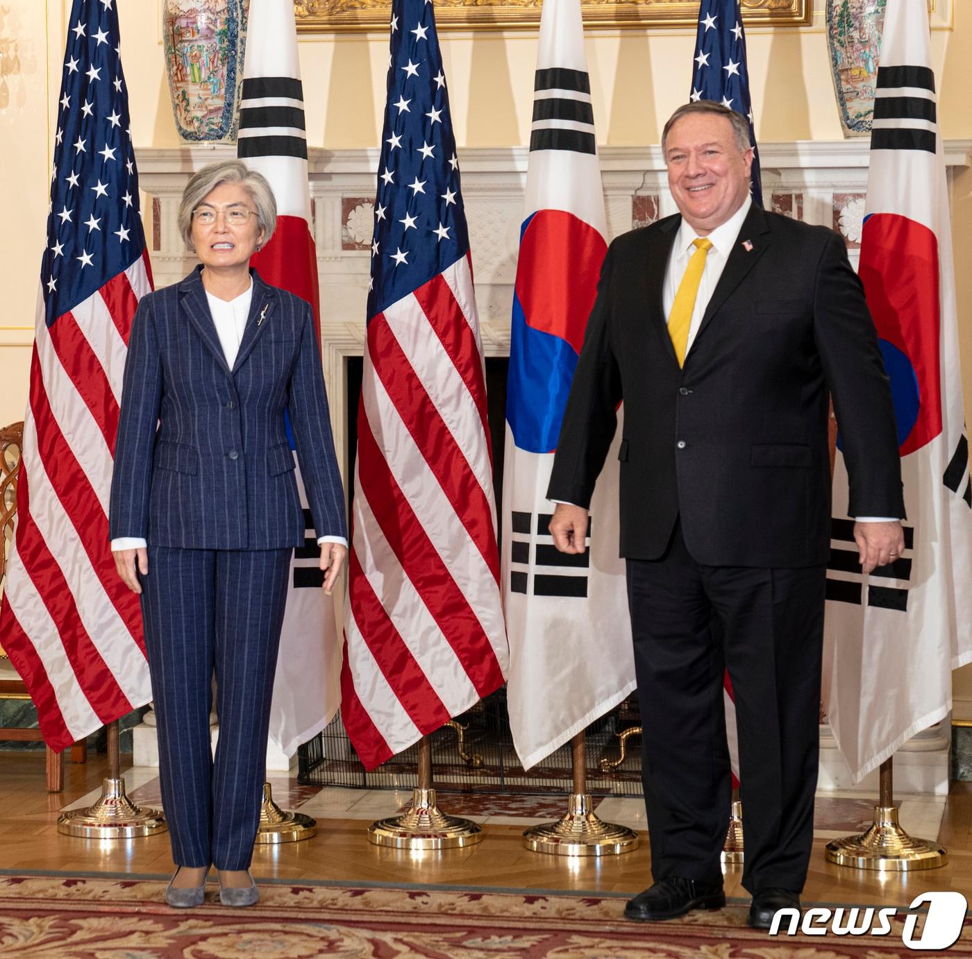 본문 이미지 - 미국을 방문 중인 강경화 외교부 장관이 9일(현지시각) 마이크 폼페이오 국무장관과 가진 오찬 회담에서 기념촬영을 하고 있다. (외교부 제공) 2020.11.10/뉴스1 (외교부 제공)