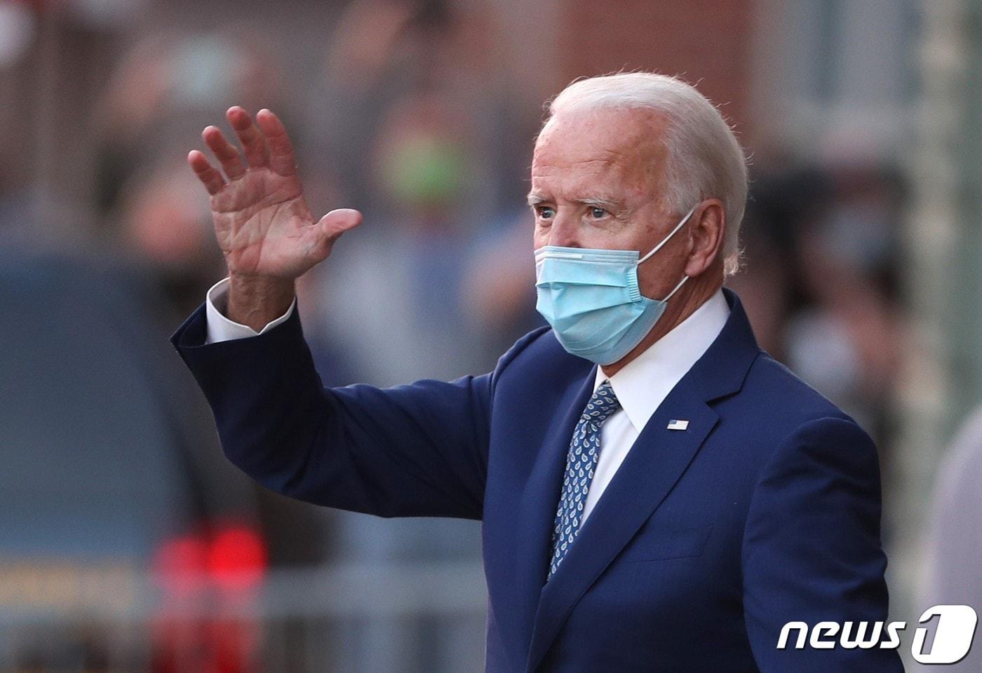 조 바이든 미국 대통령 당선인이 9일&#40;현지시간&#41; 델라웨어주 윌밍턴에서 대선 승리 선언 후 첫 기자회견을 마치고 떠나며 지지자들에게 손을 흔들고 있다. ⓒ AFP=뉴스1 ⓒ News1 우동명 기자
