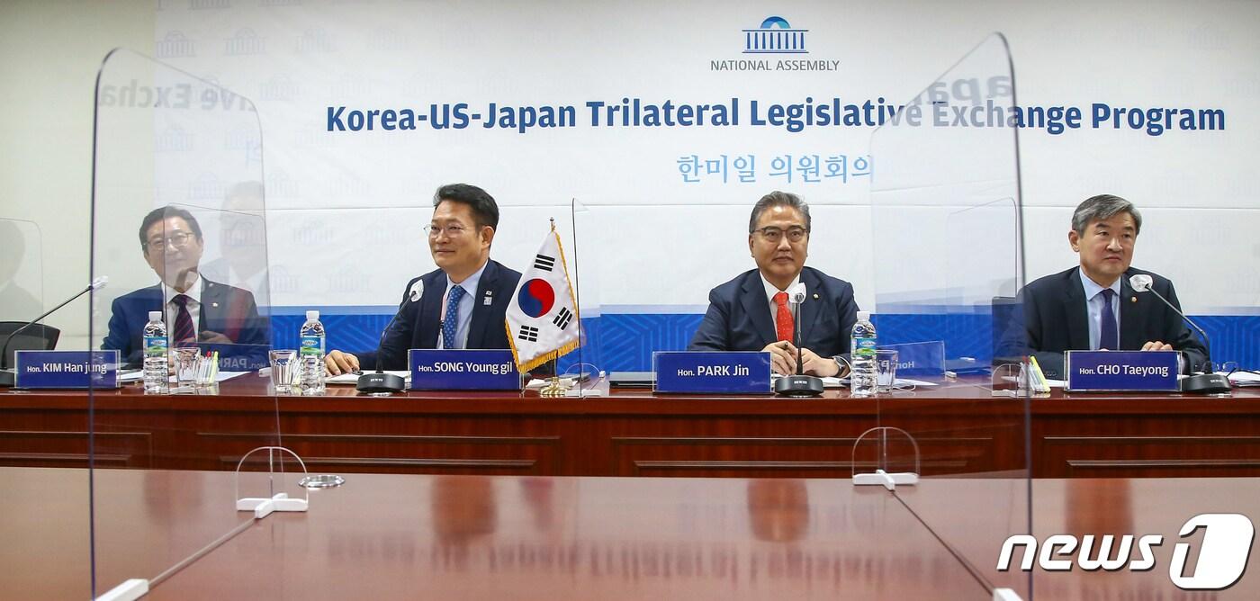 본문 이미지 - 10일 서울 여의도 국회 의원회관 1간담회실에서 ‘미국 대선결과의 영향 및 미·중 관계’를 주제로 제28차 한미일 의원 화상회의가 열리고 있다. 왼쪽부터 더불어민주당 김한정 의원, 송영길 의원, 국민의힘 박진 의원, 조태용 의원. 2020.11.10/뉴스1 ⓒ News1 성동훈 기자