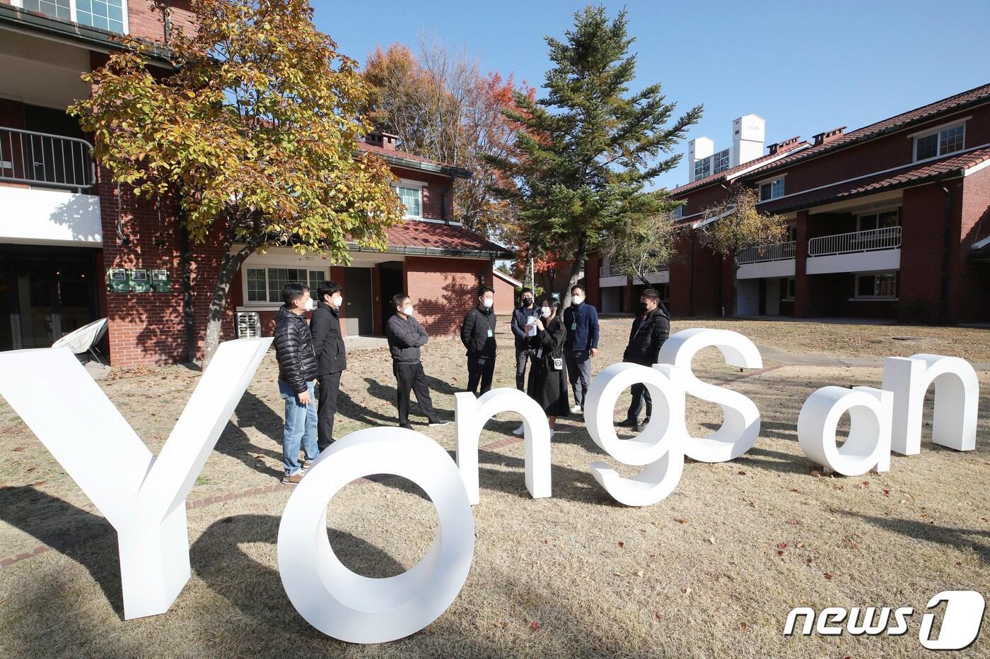 지난해 11월10일 서울 용산구 서빙고로 용산공원 부분 개방 부지(옛 미군장교숙소 5단지)를 찾은 시민들이 주요 시설을 둘러보고 있다./뉴스1 ⓒ News1 박정호 기자