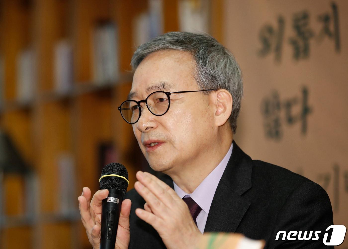 본문 이미지 - 대구교육청은 27~28일 대구민주시민교육센터와 대구2·28기념학생도서관에서 '2023 대구학생책축제'를 연다. 사진은 '저자와의 만남' 행사에 참여하는 정호승 시인. (사진은 기사 내용과 무관함) / ⓒ News1 자료 사진