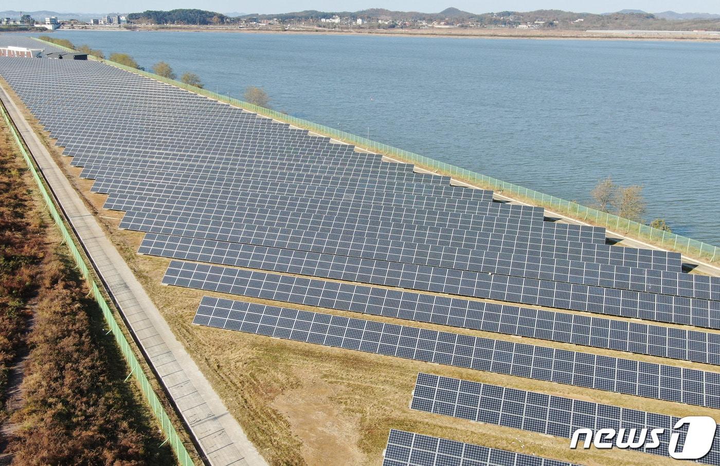 10일 오후 경기 화성시 우정읍 화옹방조제 일대에 설치된 한국농어촌공사 화성지구 태양광발전소 모습.  2020.11.10/뉴스1 ⓒ News1 박정호 기자