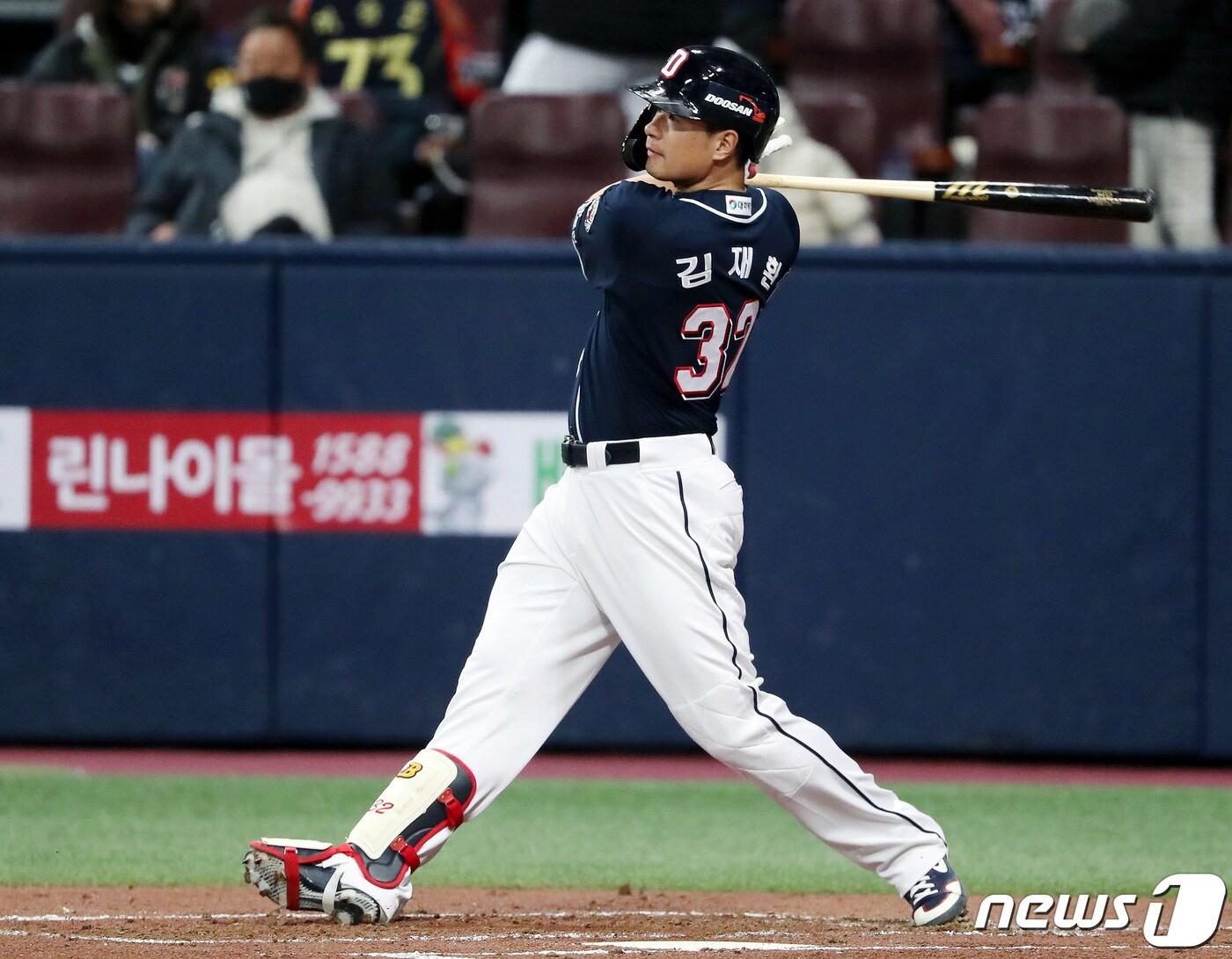 본문 이미지 - 10일 오후 서울 구로구 고척스카이돔에서 열린 '2020 신한은행 SOL KBO 포스트시즌‘ 플레이오프 2차전 두산베어스와 kt위즈의 경기, 2회초 두산 선두타자 김재환이 안타를 때려내고 있다. 2020.11.10/뉴스1 ⓒ News1 이동해 기자