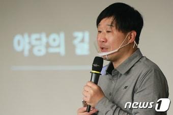 본문 이미지 - 서민 단국대학교 교수가 2020년 11월 11일 서울 여의도 국회 의원회관에서 열린 국민의힘 '명불허전 보수다'에서 강연을 하고 있다. 뉴스1 ⓒ News1 성동훈 기자