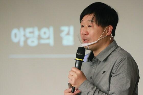 본문 이미지 - 서민 단국대학교 교수가 지난 11일 오전 서울 여의도 국회 의원회관에서 열린 국민의힘 '명불허전 보수다'에서 강연을 하고 있다. ⓒ News1 성동훈 기자