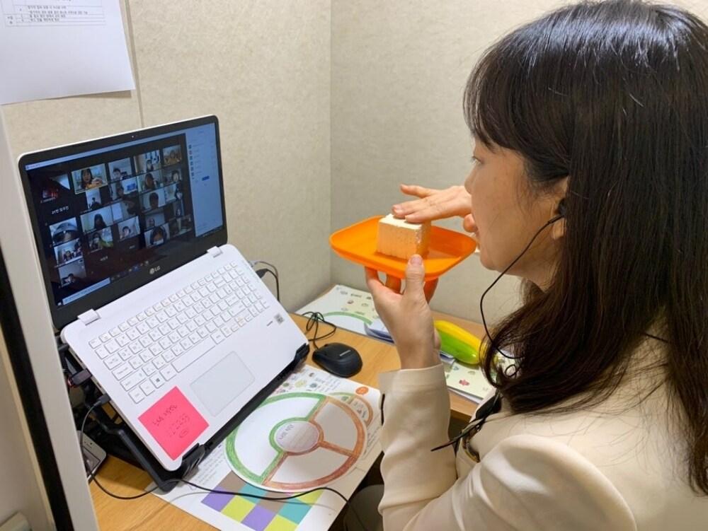 본문 이미지 - 식생활 전문 교육 강사 푸듀케이터가 풀무원재단 '바른먹거리 교육'을 온라인으로 진행하고 있다.(풀무원 제공)ⓒ 뉴스1