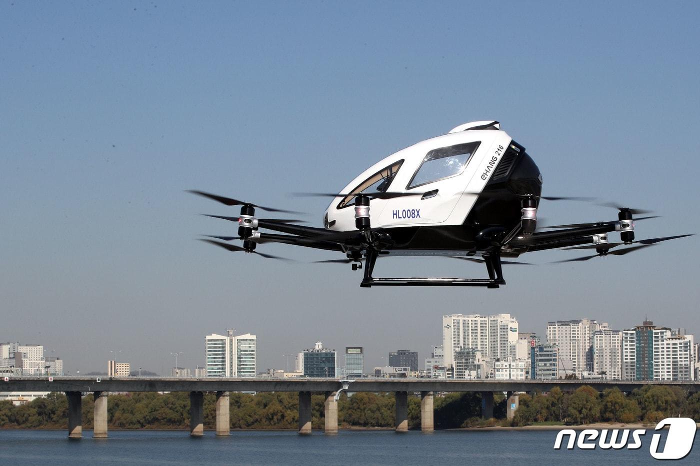 11일 오전 서울 여의도 한강시민공원에서 서울시와 국토교통부 주최로 열린 '도시, 하늘을 열다' 도심항공교통 서울실증 행사에서 미래 교통수단인 '유인용 드론택시' 시범비행이 진행되고 있다. 사람이 탈 수 있는 드론택시 기체가 실제로 국내에서 하늘을 나는 것은 이번이 처음이며 시범비행에 사용된 드론택시는 중국 드론 전문업체 이항이 개발한 2인승 드론택시(EH216)이다.2020.11.11/뉴스1 ⓒ News1 이광호 기자