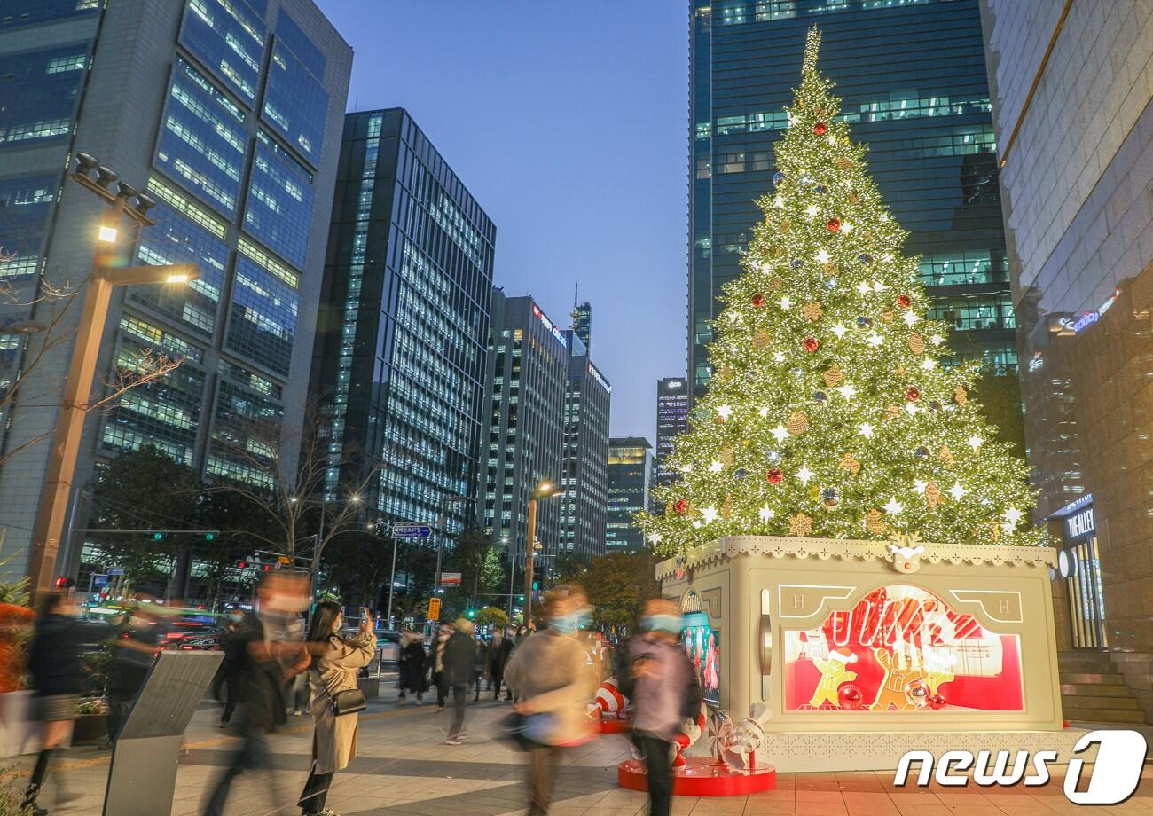 본문 이미지 - 지난 10일 저녁 서울 강남구 현대백화점 무역센터점 앞에 크리스마스 트리가 설치돼 있다. (현대백화점 제공) 2020.11.11/뉴스1
