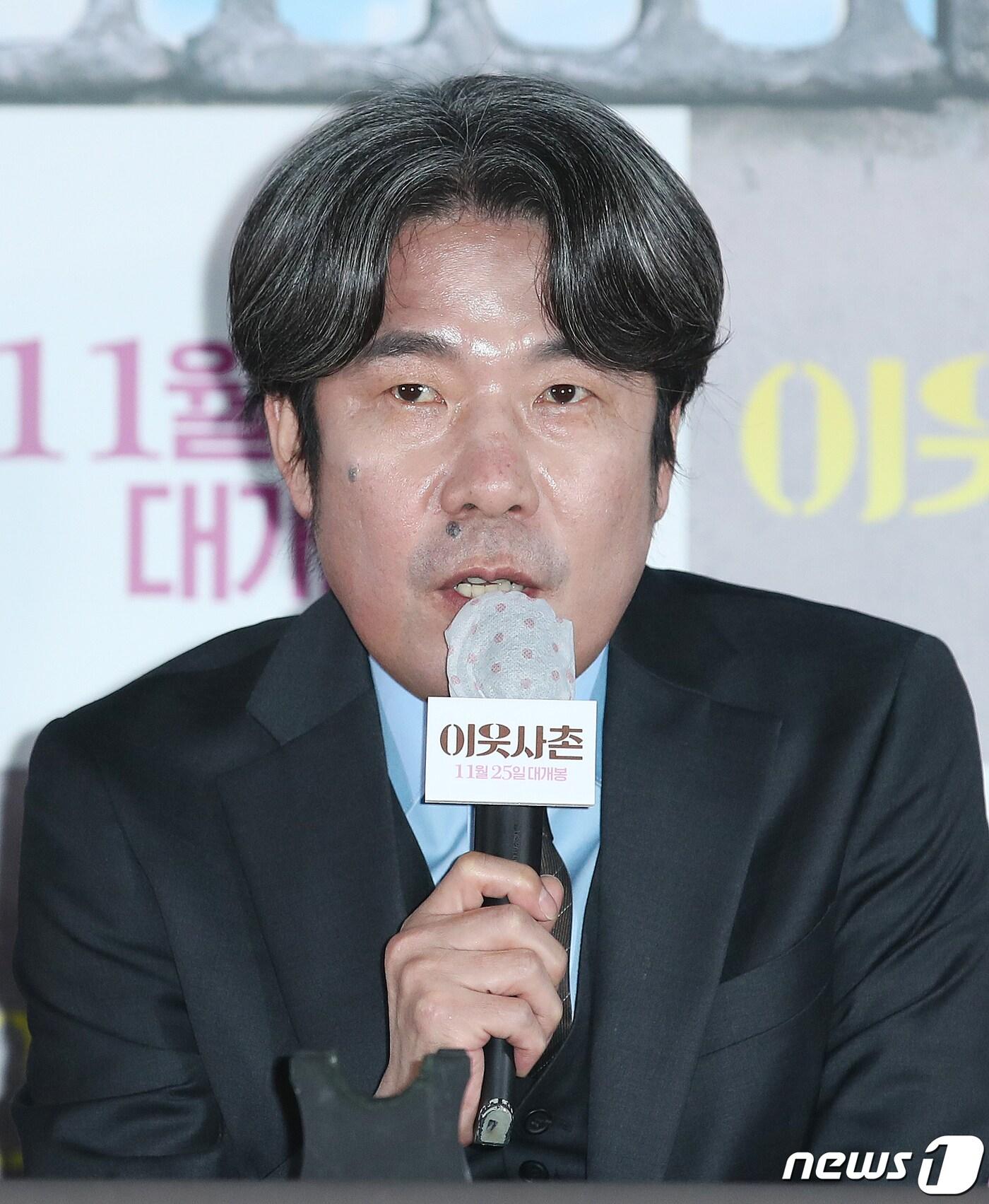 본문 이미지 - 배우 오달수가 11일 오후 서울 용산구 CGV 용산아이파크몰에서 열린 영화 ‘이웃사촌’ 언론시사회에 참석해 인사말을 하고 있다. '이웃사촌'은 좌천 위기의 도청팀이 자택 격리된 정치인 가족의 옆집으로 위장 이사를 오게 되어 낮이고 밤이고 감시하며 벌어지는 이야기를 그린다. 2020.11.11/뉴스1 ⓒ News1 김진환 기자