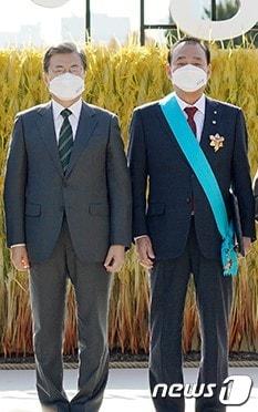 본문 이미지 - 충북농협은 박철선 충북원예농협 조합장 겸 한국과수농협연합회장(오른쪽)이 11일 농업인의 날을 맞아 금탑 산업훈장을 받았다고 밝혔다.ⓒ 뉴스1