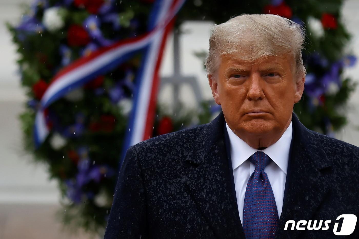 본문 이미지 - 도널드 트럼프 미국 대통령이 2020년 11월 11일 미국 버지니아주 알링턴에 있는 알링턴 국립묘지에서 비가 내리는 가운데 재향군인의날 기념식에 참석해 무명용사의 무덤에 헌화했다. ⓒ 로이터=뉴스