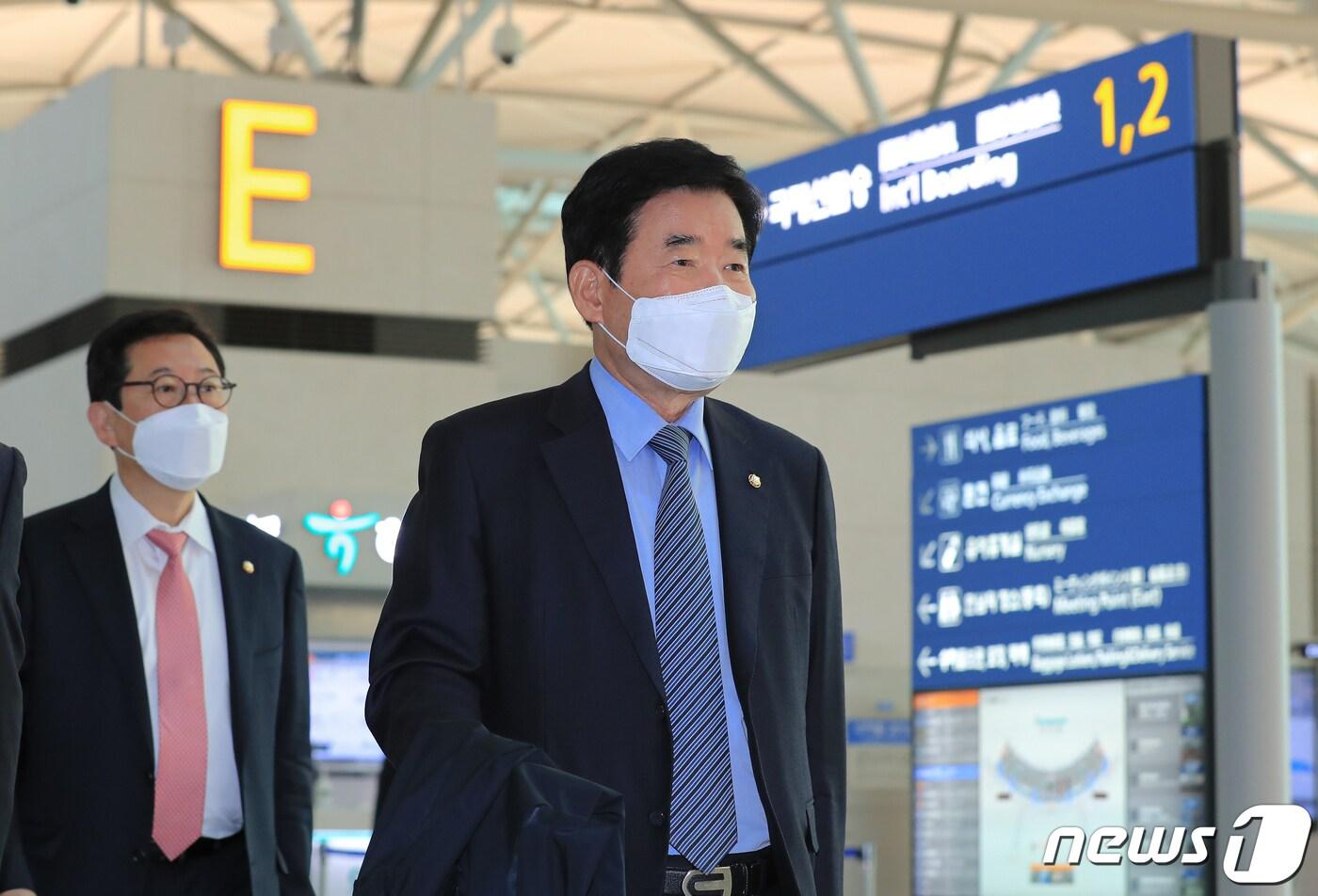 김진표, 김석기 의원을 비롯한 한일의원연맹 소속 의원들이 스가 요시히데(菅義偉) 일본 총리를 만나기 위해 12일 오전 인천국제공항을 통해 출국하고 있다. ⓒ News1 구윤성 기자