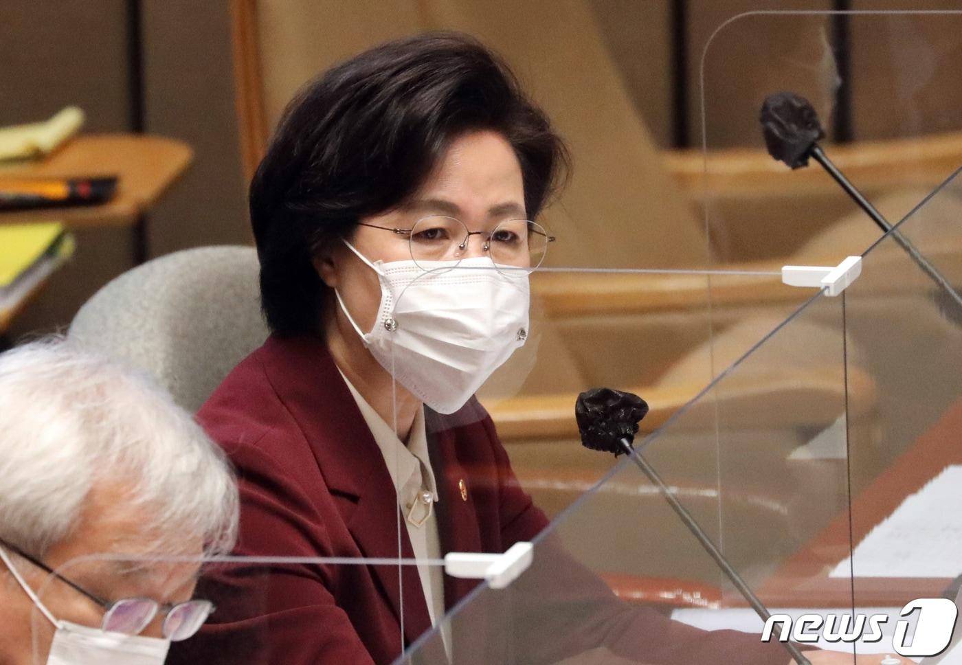 본문 이미지 - 추미애 법무부장관이 12일 서울 여의도 국회 예산결산특별위원회 전체회의에서 의원들의 질의에 답변하고 있다. 2020.11.12/뉴스1 ⓒ News1 성동훈 기자
