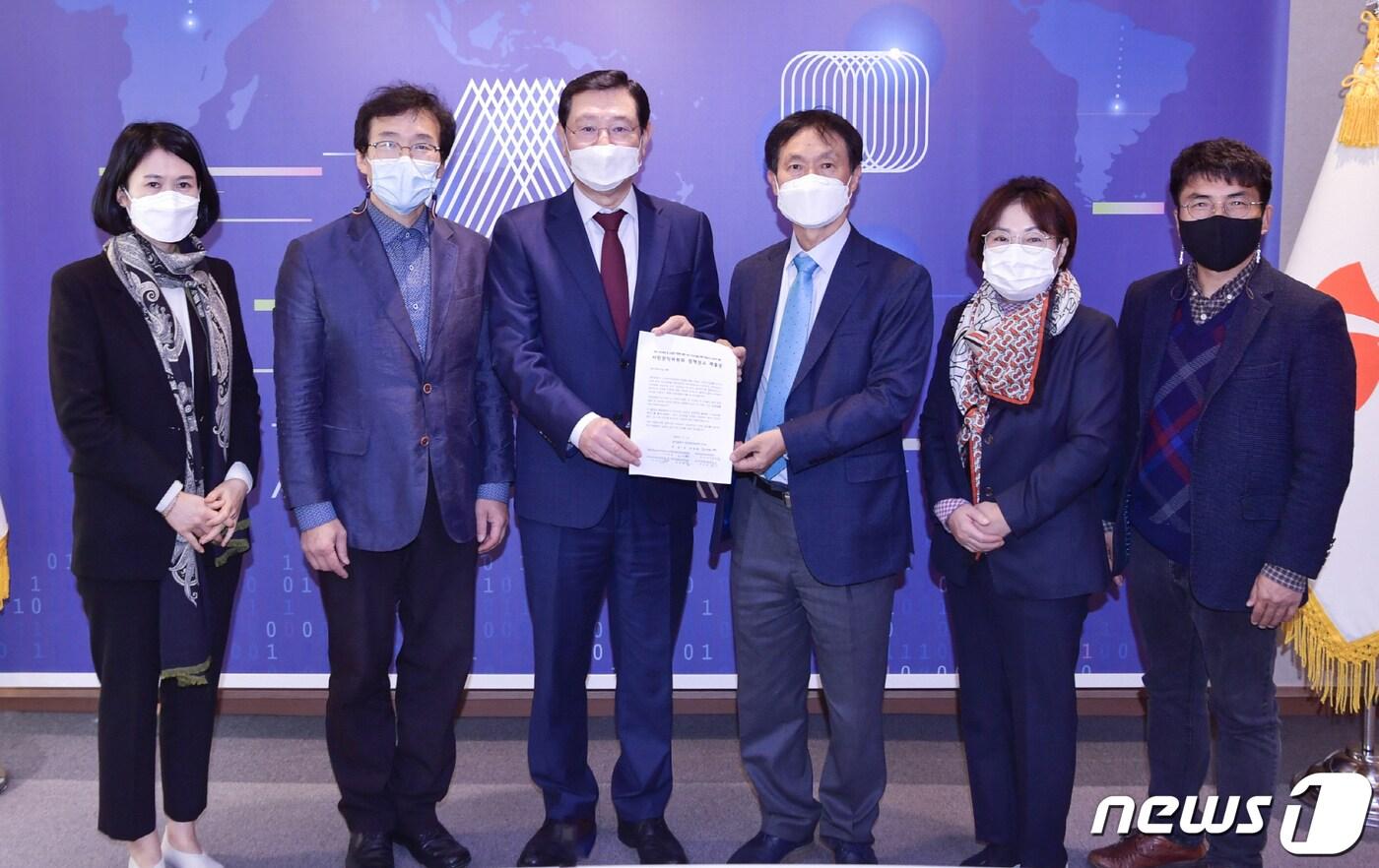 이용섭 광주광역시장이 지난 11월12일 오전 시청 접견실에서 최영태 광주시민권익위원장으로부터 광주 민간공항과 군공항 이전 여론조사 결과에 따른 공항 이전시기 재검토 등의 내용이 담긴 정책권고문을 전달받고 있다.(광주시 제공)2020.11.12 /뉴스1 ⓒ News1 