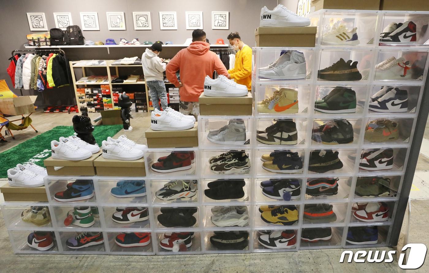 서울 강남구 코엑스에 '리셀 운동화'를 주제로 한 작품이 전시돼 있다. (사진은 기사 내용과 무관함) / 뉴스1 