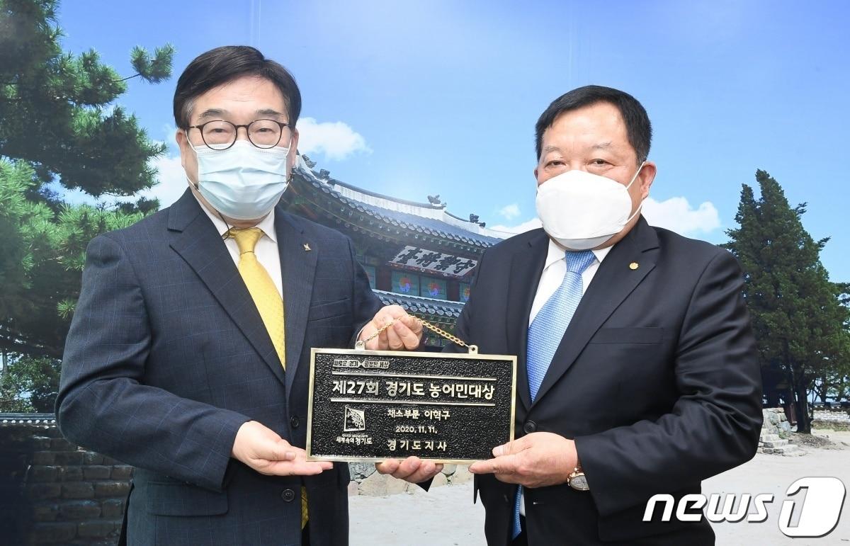 본문 이미지 - 신동헌 광주시장이 정복농장 이혁구 대표에게 경기도 농어민대상 인증패를 전달하고 있다.(광주시 제공)ⓒ News1