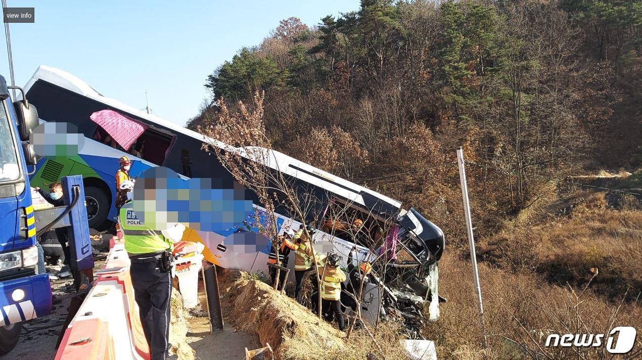 본문 이미지 - 12일 오후 2시29분쯤 광주원주고속도로 원주방면에서 고속버스가 가드레일을 들이받은 뒤 도로옆 비탈로 추락했다.(강원도소방본부 제공)ⓒ 뉴스1