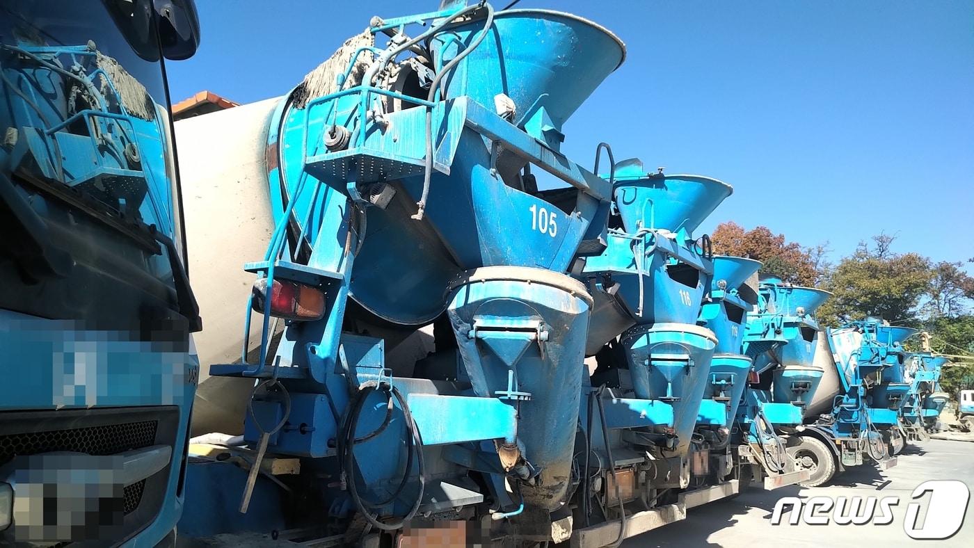 본문 이미지 - 레미콘 출하 대기중인 믹서 트럭들(기사 내용과 직접적인 관련 없음) ⓒ 뉴스1