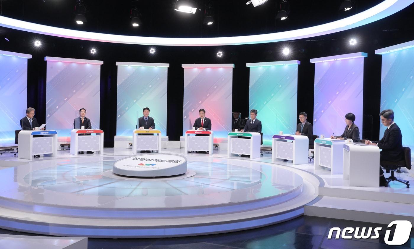 본문 이미지 - 12일 서울 마포구 상암MBC 스튜디오에서 열린 제2차 정당정책토론회에 참석한 토론자들이 자료를 보며 토론을 준비하고 있다. (중앙선거관리위원회 제공) 2020.11.12/뉴스1