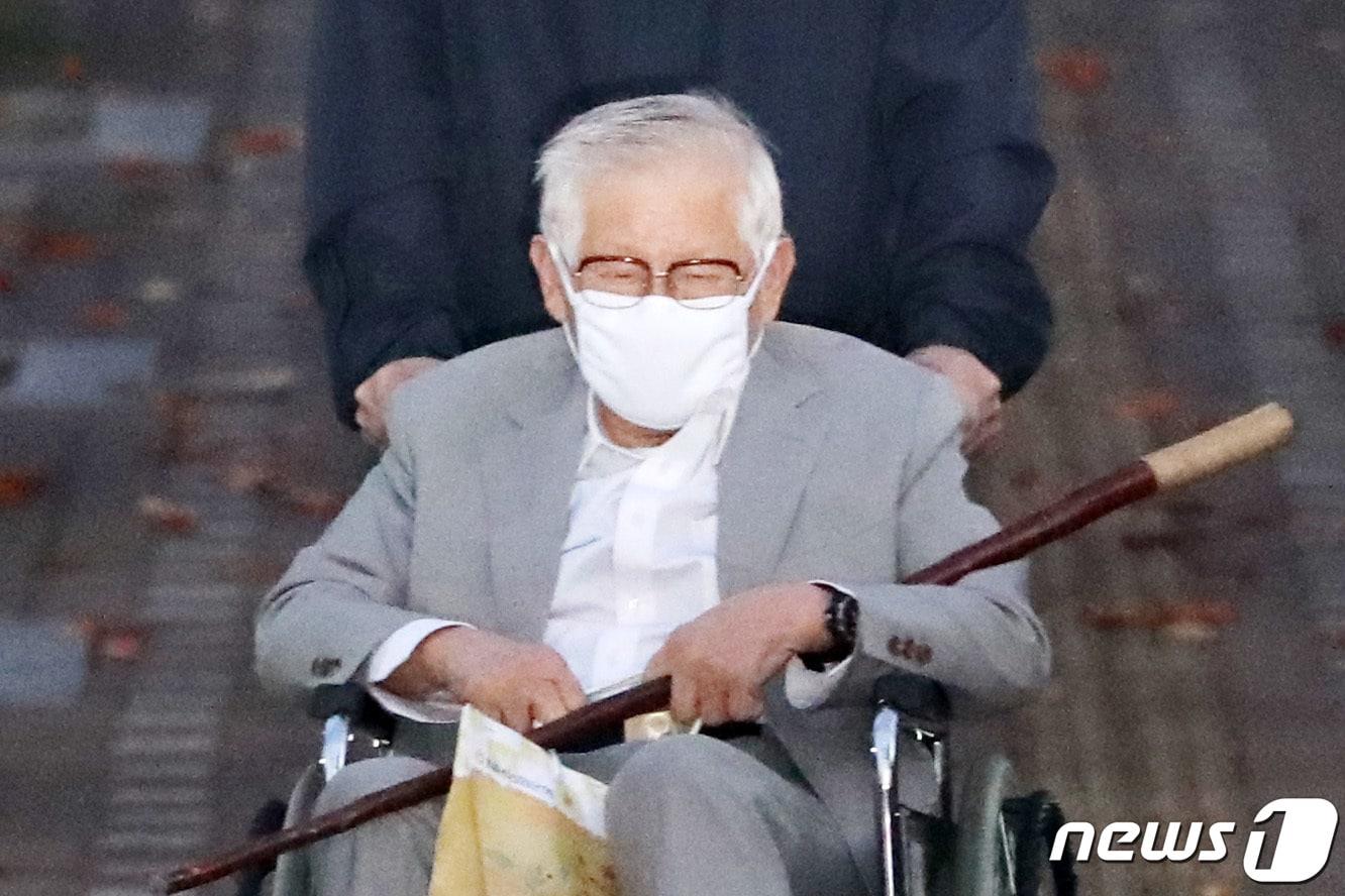 본문 이미지 - 감염병예방법 위반 등 혐의로 구속기소된 이만희 신천지예수교 증거장막성전(신천지) 총회장이 법원의 보석 허가로 12일 오후 경기도 수원구치소를 나서고 있다. 2020.11.12/뉴스1 ⓒ News1 조태형 기자